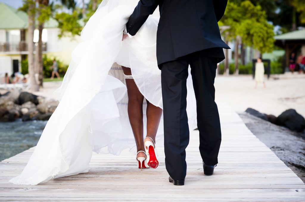 Photo d'un couple de jeunes mariés