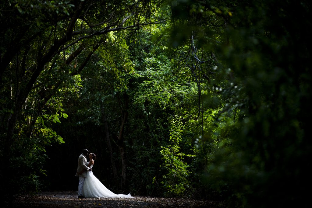 Photo d'un couple de jeunes mariés