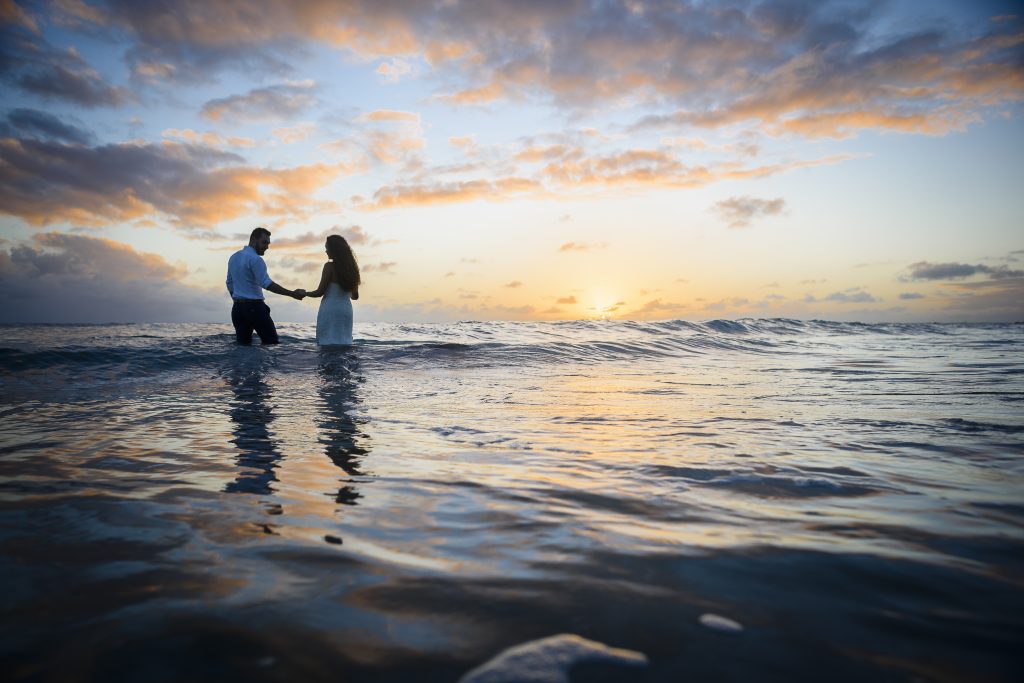 Photo d'un couple de jeune mariés