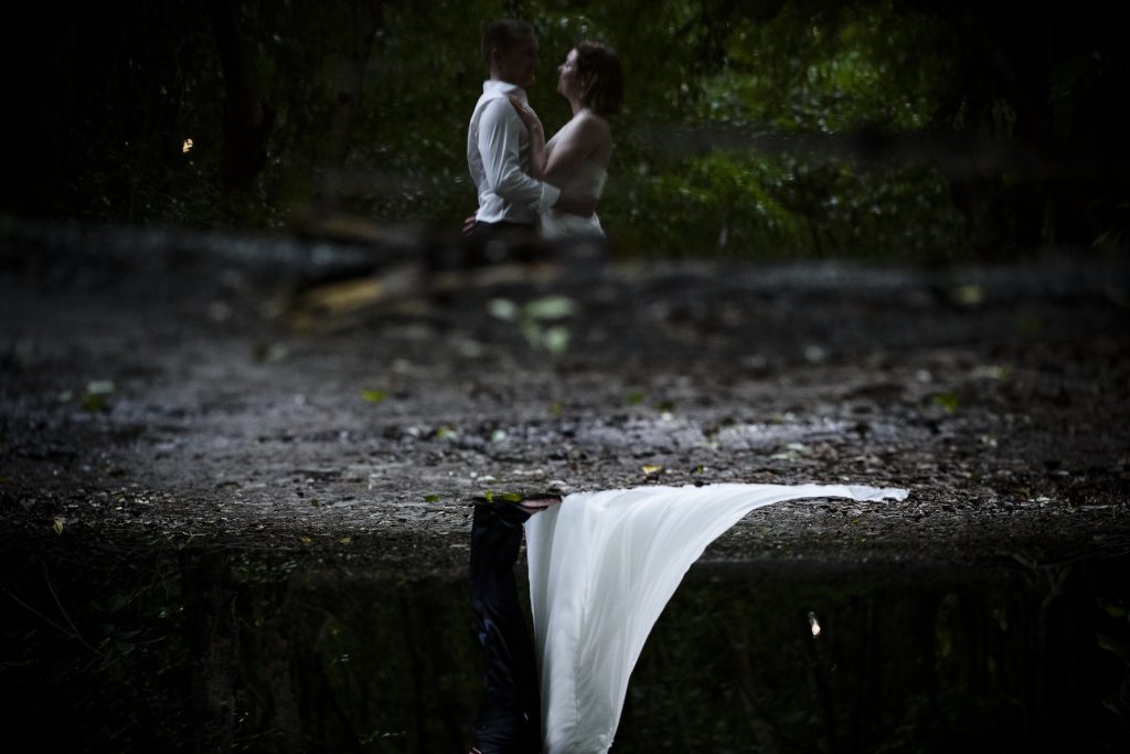 Photo d'un couple de jeune mariés