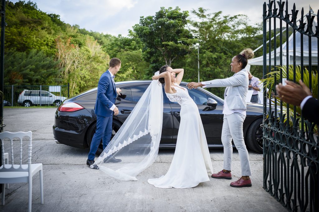 Photo d'un couple de jeune mariés
