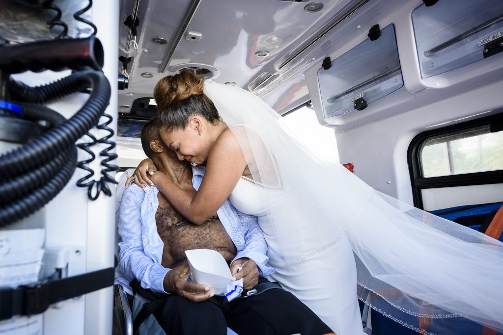 Photo d'une jeune mariée et son père