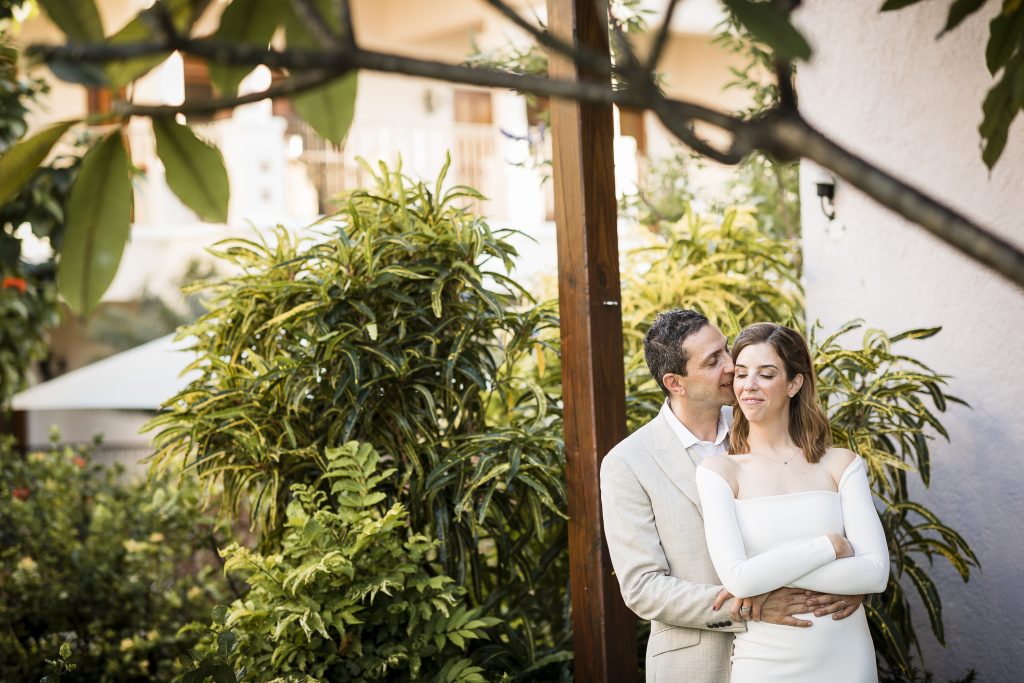 photo d'un couple de jeune mariés